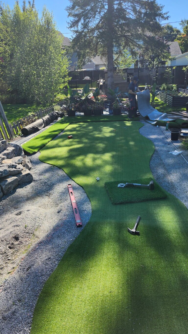 Pose du putting green : découpe des contours et ajout de la frange
