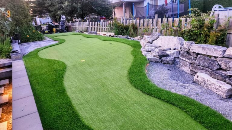 Putting green deux tons terminé, bordé de pierres naturelles