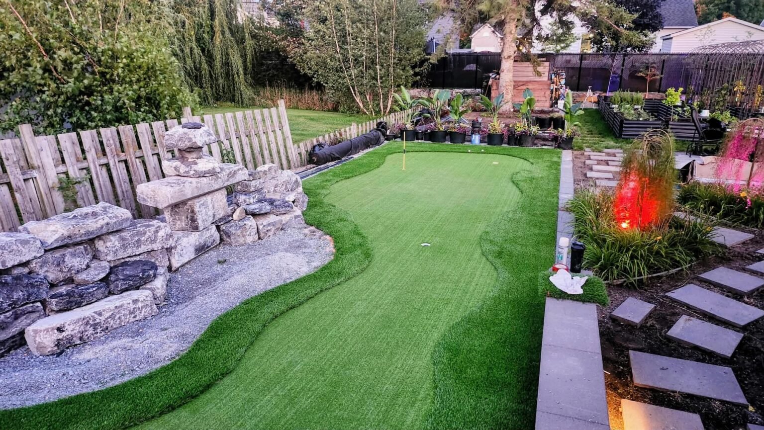 Putting green synthétique terminé avec drapeau, trous et frange