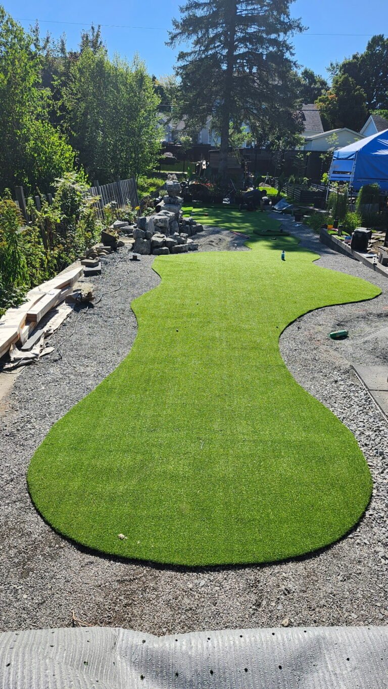 Première section du putting green découpée sur mesure sur la fondation