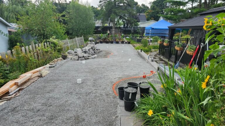 Fondation de pierre concassée compactée avec le tracé du putting green peint au sol