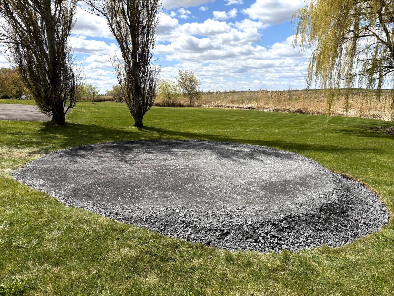 Fondation ovale en pierre concassée compactée pour un putting green
