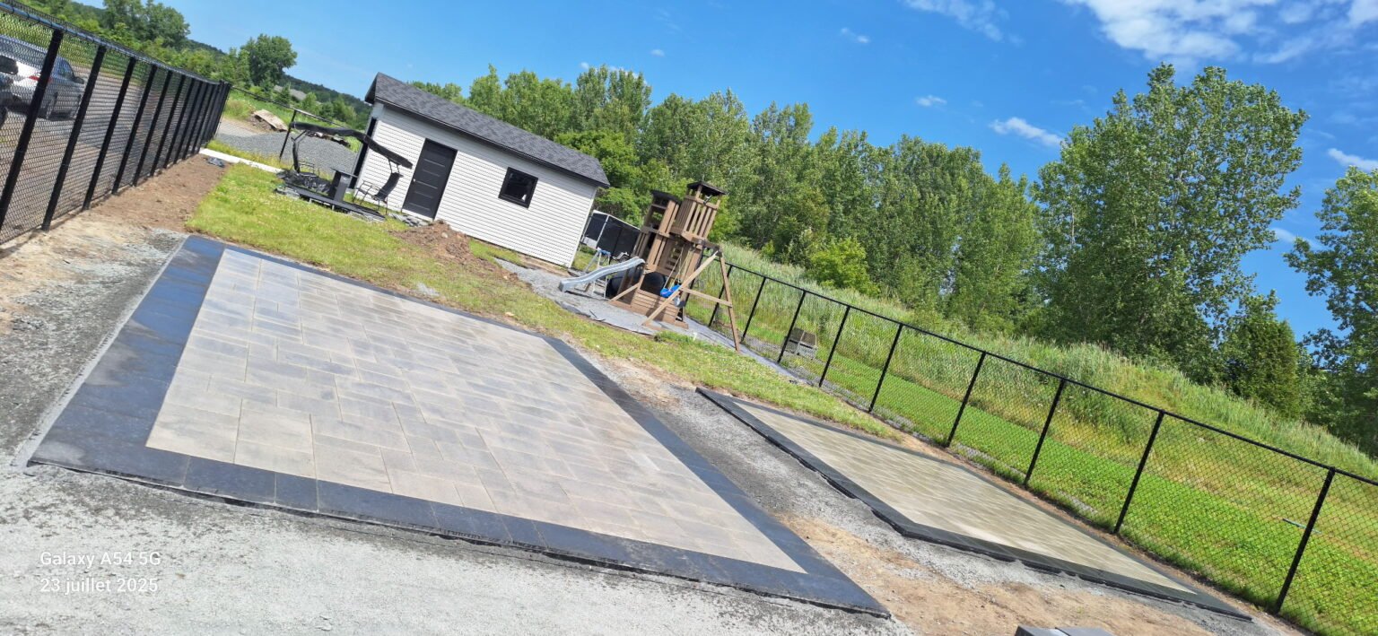 Patio de pavé terminé avec terre à nu autour, avant la pose du gazon synthétique